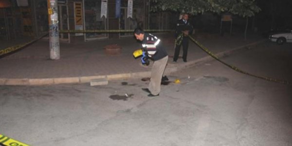 Fuhuşa zorladığı karısını, kızının yanında tabancayla öldürdü