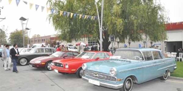 Klasik otomobil tutkunları bebekler için buluştu