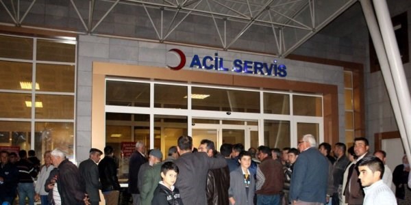 Çarpışan 2 araç sulama kanalına uçtu: 2 ölü, 44 yaralı