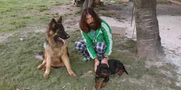 Kaybolan köpeklerini Facebook'tan arıyor