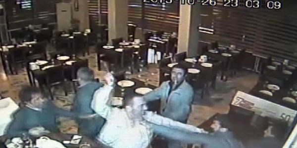 Restorana sopalı bıçaklı 'haraç' baskını kamerada