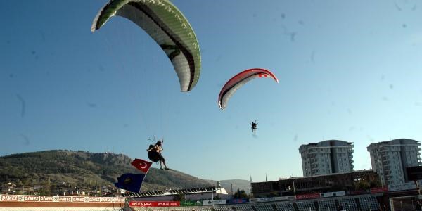 Kispet giyip güreş alanına paraşütle indi