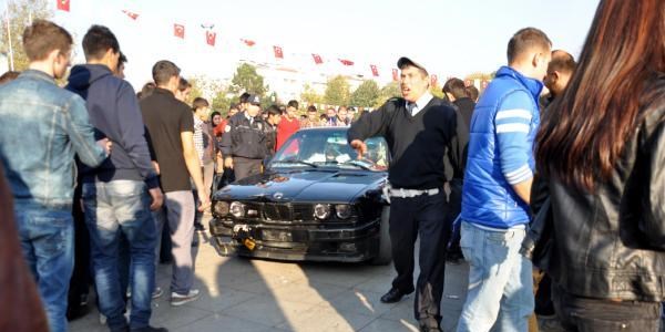 Gösteri otomobili seyircilerin arasına daldı: 4 yaralı