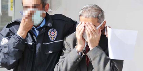 Cezaevinde kendini astı