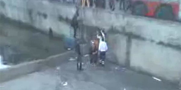 Otomobil kullanmayı öğretirken kanala uçtu: 2 yaralı