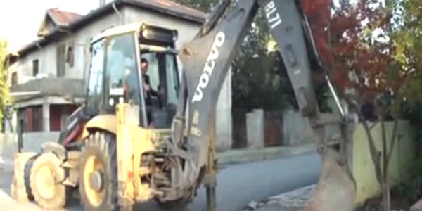 Başkan, yol için kendi evinin duvarını yıktırdı