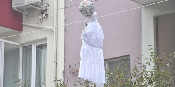 Kız yurdu önünde tüyler ürperten gelinlikli mesaj