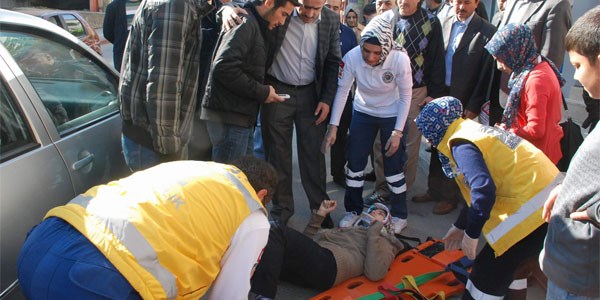 Lise öğrencisi otomobilin çarpması sonucu yaralandı