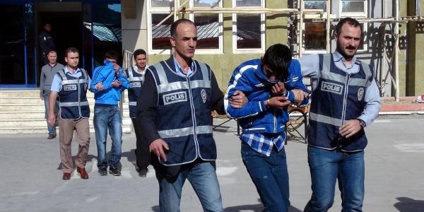 Motosiklet çaldığı iddia edilen 2 kişiye gözaltı
