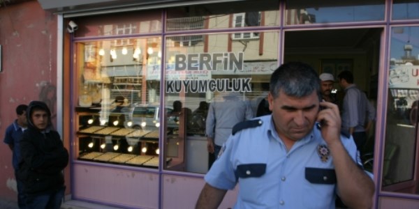 Pompal� t�fekli kuyumcu soyguncular� 10 dakikada yakaland�