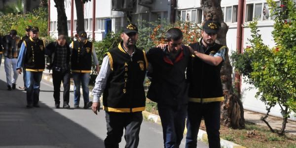 Takma dişleri de çalmışlar