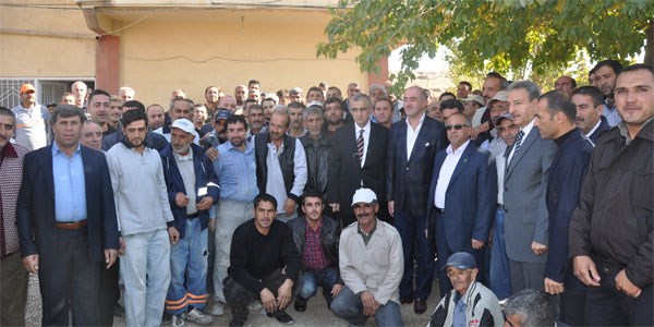 Sendikal haklarına kavuşan işçiler yemek verdi
