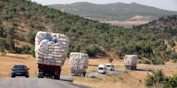 Karayolunda saman yüklü kamyon tehlikesi