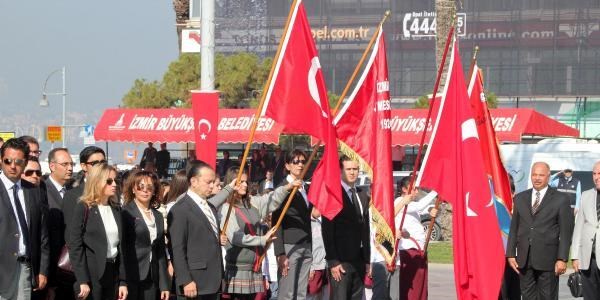 zmir'de Cumhuriyet Bayram kutlamalar balad