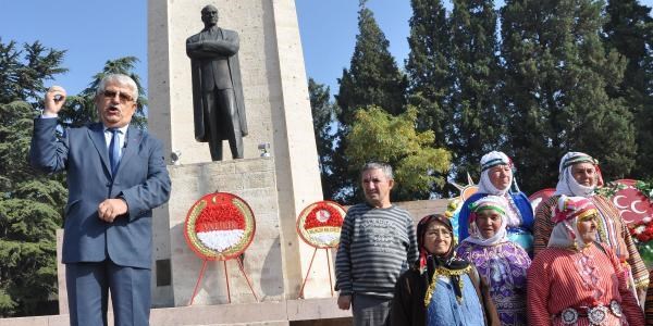 'Andımız'ı yanlış okudu, yanlış okuttu