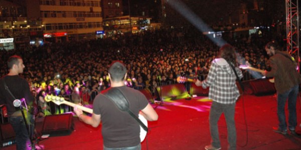 Konserde 'bıçak' şoku