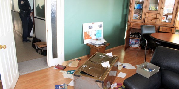 H�rs�zlar, kasada para bulamay�nca evrak �ald�