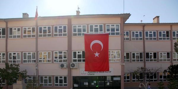 Okul müdürü, 'içki satılıyor' diye öğrenciye marketi yasakladı