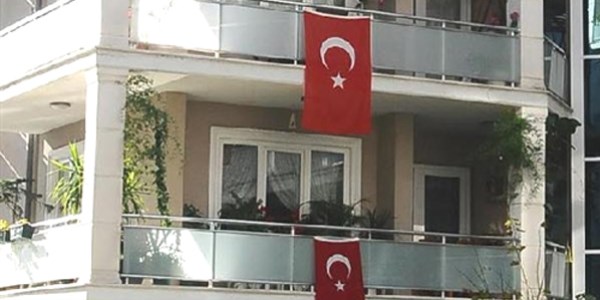 Bursa'da binalar Trk bayraklaryla donatld