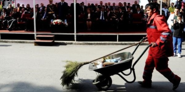 El arabalı temizlik görevlisi geçit töreninde