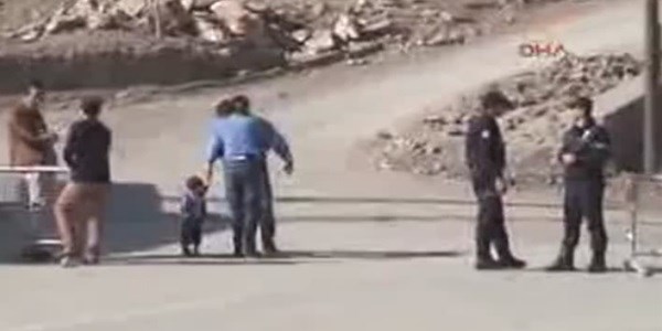 Kaymakam'dan Kürtçe kutlama
