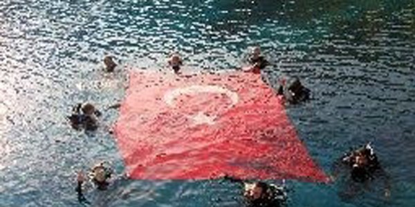 Denizin 30 metre dibinde Cumhuriyet coşkusu