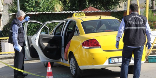 Taksici otomobilinde ölü bulundu