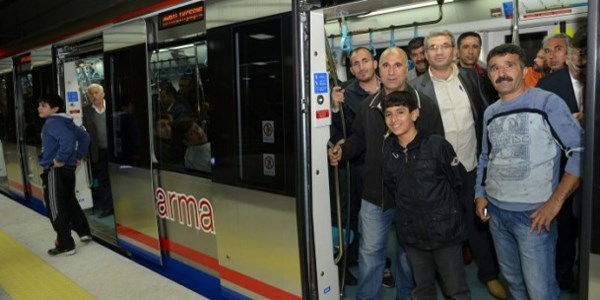 Marmaray'da elektrikler kesildi, yolcular yürüdü/ Video