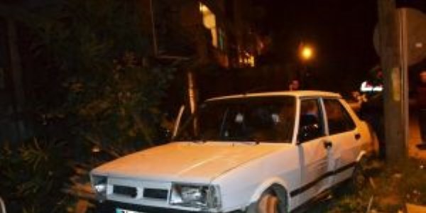 Otomobil evin bahçesine girdi