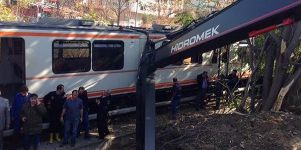 Ankara metrosuna iş makinesi çarptı/Video