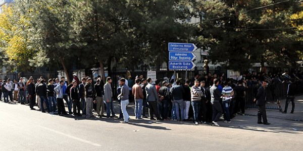 Askere gitmek için kuyruğa girdiler/Video