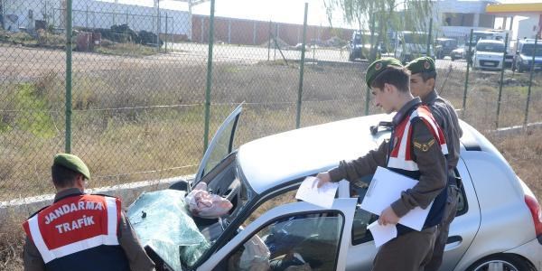 Tır otomobile çarptı: 1 ölü, 1 yaralı