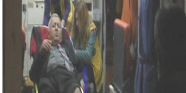 Otobüs beklerken bacağından vuruldu