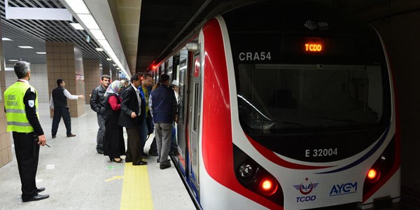 Marmaray ilk gün 300 bin yolcu taşıdı/ Video