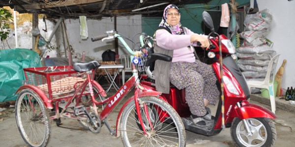 78 yandaki Glser Teyze bisikletle pazara gidiyor