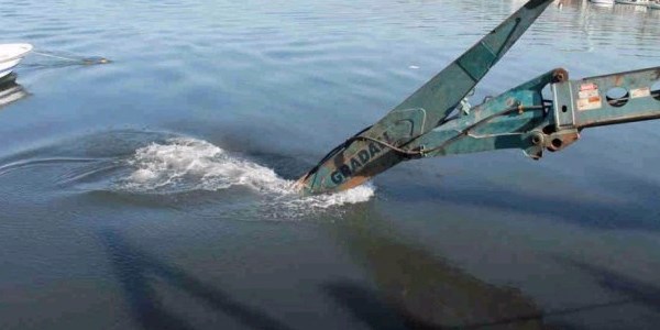 Deniz çekilince balçık ortaya çıktı