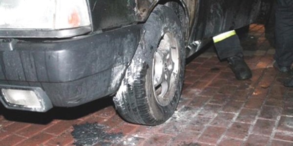 �zmit'te '�ar��' amblemli otomobil kundakland�