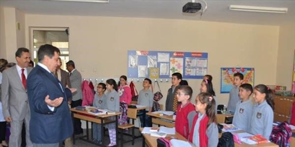 Vali İzzettin Küçük okulları gezdi