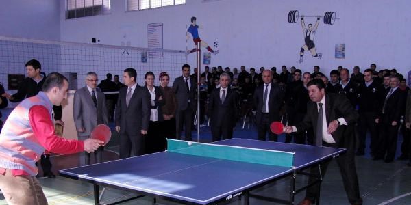 Cezaevi savcısı, mahkumlarla masa tenisi maçı yaptı
