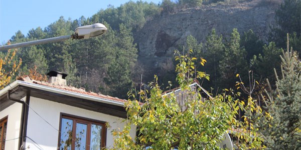 Dağdan yuvarlanan kayalar korku saçıyor