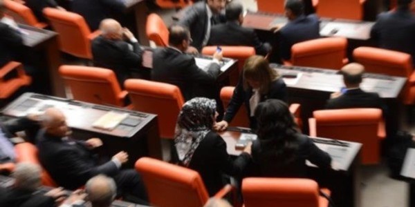 Başörtülü vekil için kim ne dedi?/ Video