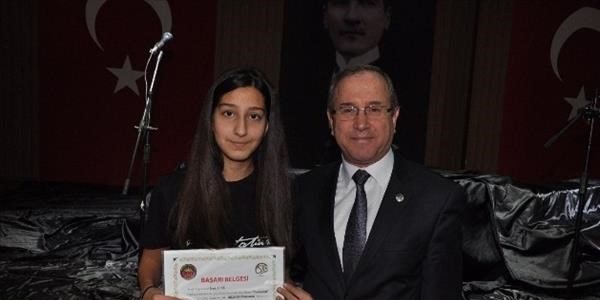 GKV'nin Cumhuriyet konulu yar��ma galibi �rem Ate� �d�l�n� ald�