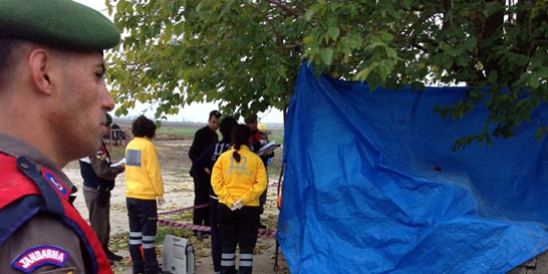 Kendini a�aca asarak intihar etti