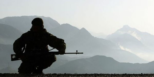 Cizre'de nöbetteki asker yaralandı