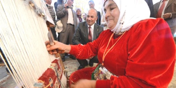Uşak caddelerinden sanat akıyor