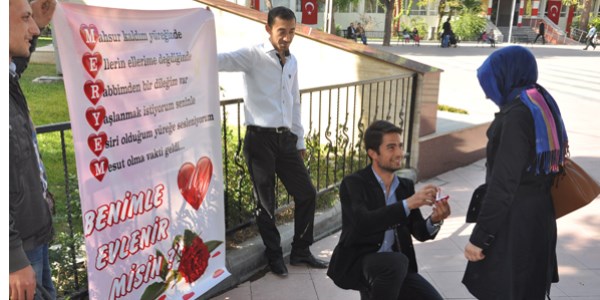 Somalı genç pankart açarak evlenme teklif etti