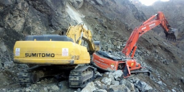 Düşen kayanın altında kalan kepçe operatörü hayatını kaybetti