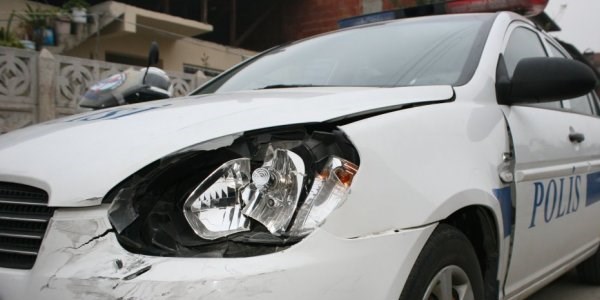 Polisten kaçarken polis aracına çarptı