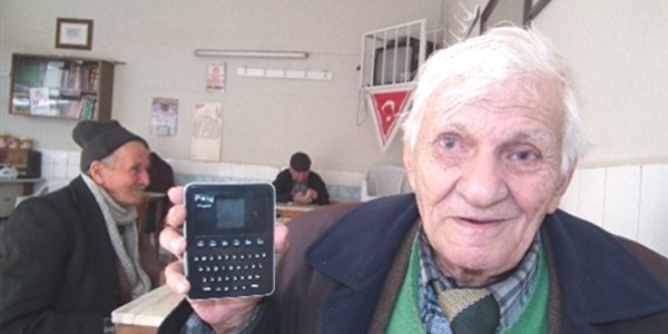 Emekli öğretmen 80'nden sonra 6'cı dili öğreniyor