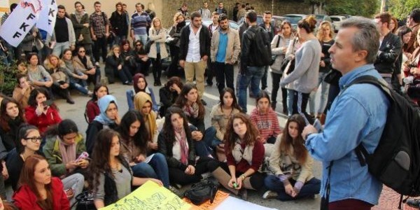 Üniversite öğrencileri işten çıkarılan hocalarıyla sokakta ders yaptı